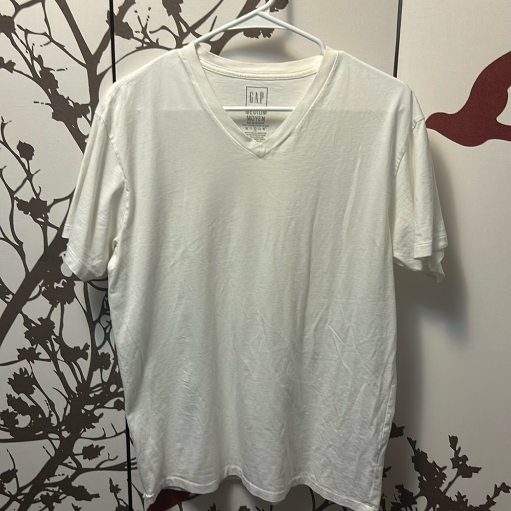 GAP Men’s Size Medium White V-Neck T-Shirt $18